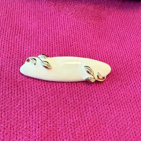 Elegant Gold and bone white brooch Leaf-Embellished - Picture 1 of 3